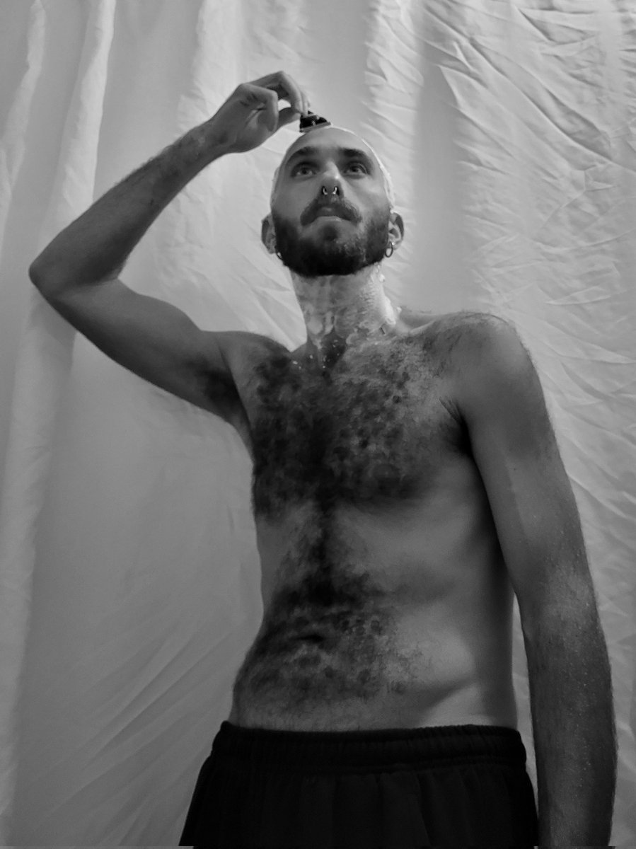 EliranNargassi's tweet image. Shaving time 🪒🫧🚿🧴
#shaving #bald #beardsmen  #selfie #bathroom #tuesdayvibe #tuesdaymotivations #razor #razorblade