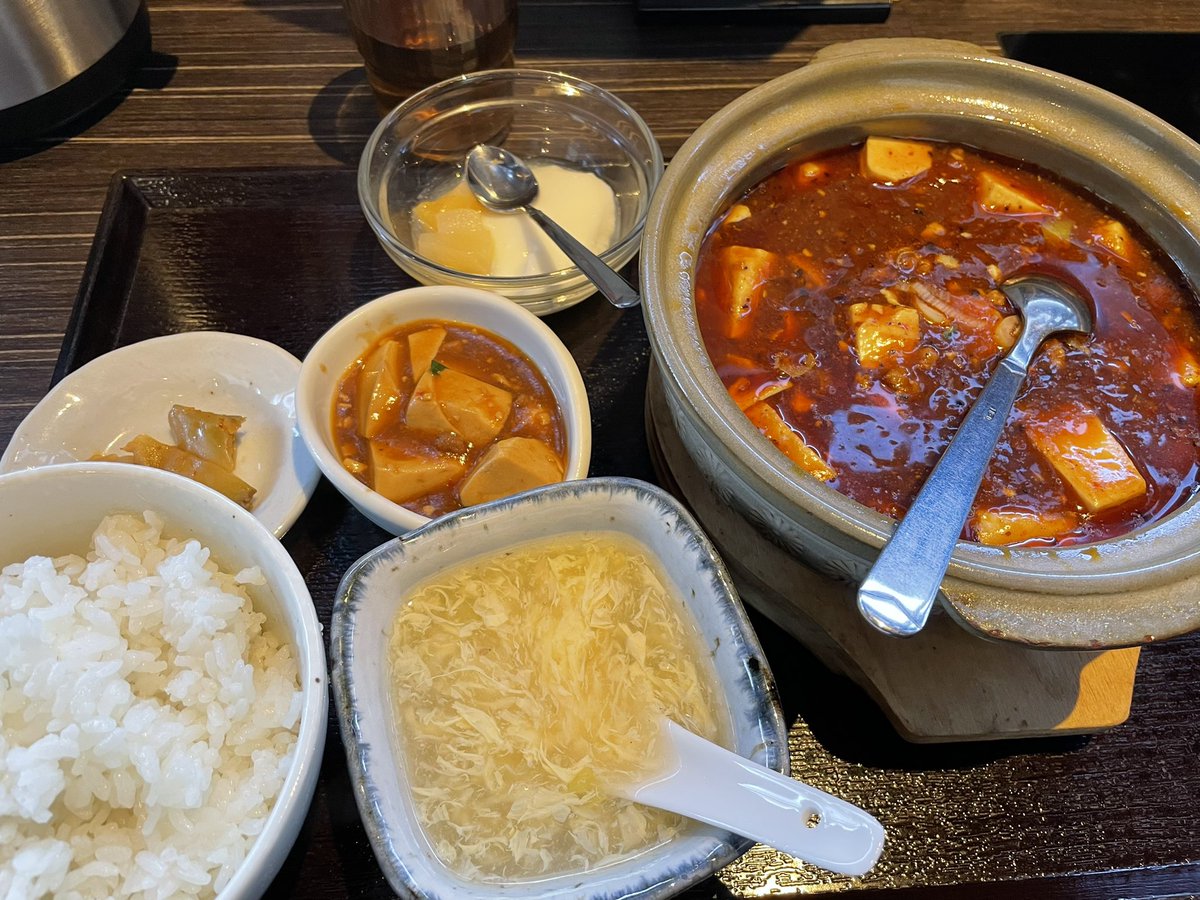 熱々の麻婆豆腐定食だ。側の小皿には、冷えた麻婆豆腐が添えられている。 https://t.co/0m4laVkadk