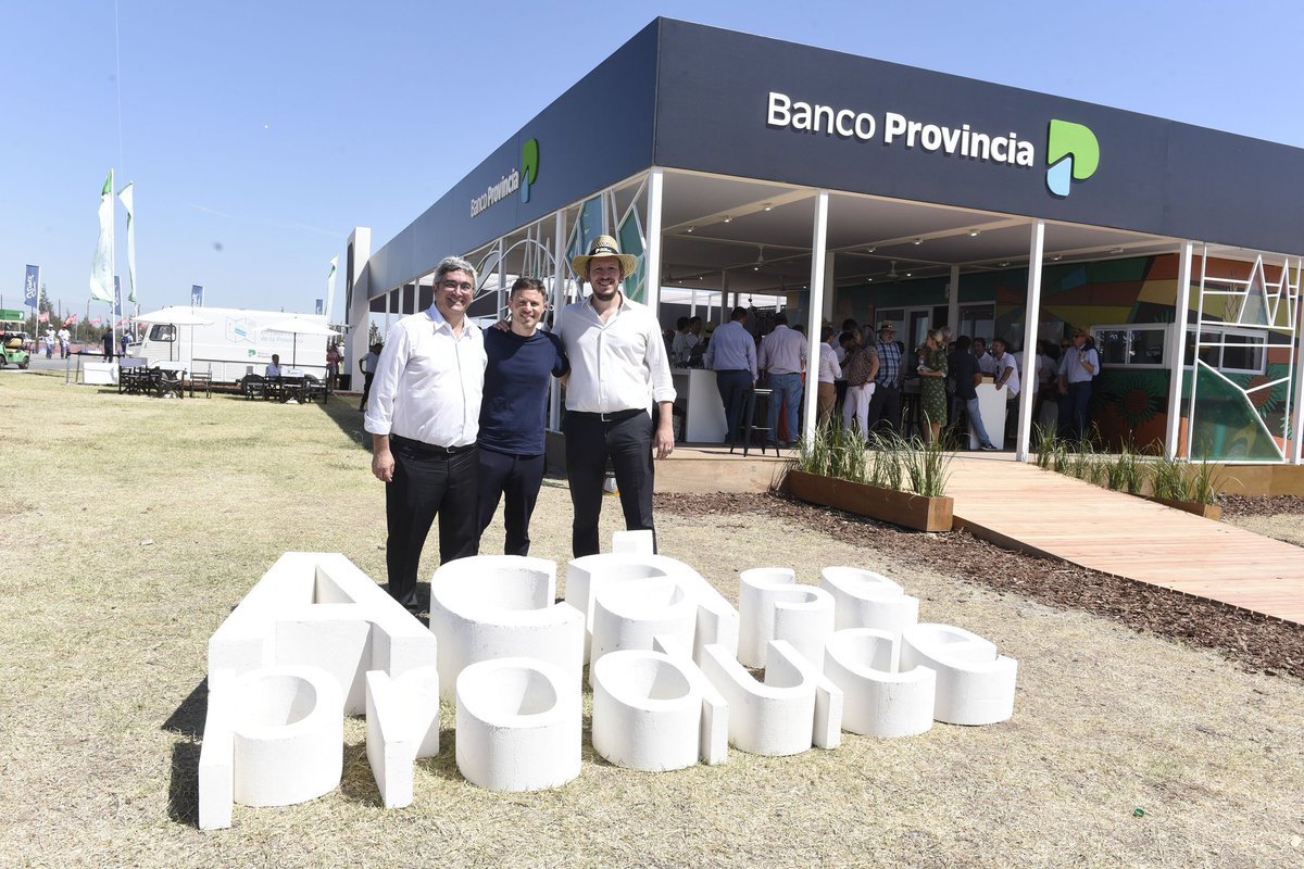 CostaAugusto9's tweet photo. La Provincia aporta el 20% de la producción de maquinaria agrícola del país. Recorrimos stands de #MAgriBA, cámara que nuclea a 40 empresas bonaerenses que fabrican maquinaria agrícola y agropartes, y cuenta con una línea de crédito específica del bapro con tasa bonificada. https://t.co/dtytVJ3UfX