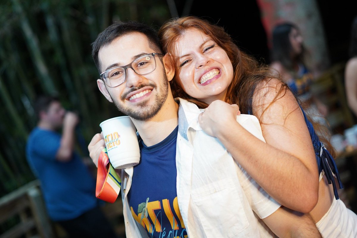 _givalentim's tweet photo. Não gente eu juro que não ia postar mais nada sobre isso hoje mas fala sério 🥺🥺🥺🥺🥺🥺👉👈🤏🤏🤏 olha que lindinhos eu NOIVA meu NOIVO e meu ANEL DE NOIVADO 😭😭😭😭😭 https://t.co/wcfzdA3yj1