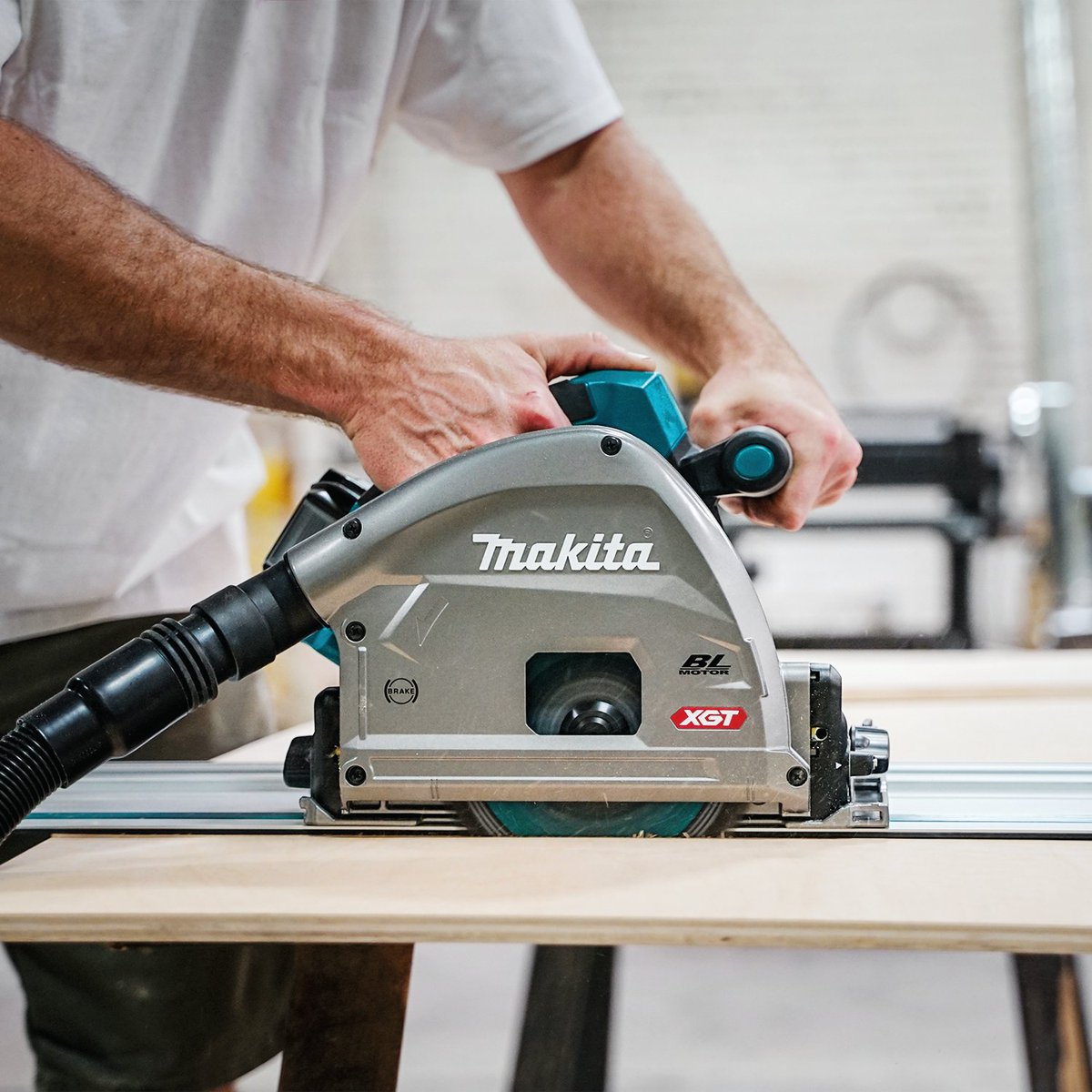 MakitaTools's tweet photo. A plunge circular saw and guide rail is a go-to for precision cutting and breaking down large wood panels or sheet goods. Makita has cordless 6-1/2” plunge saw options in both the XGT and LXT systems, #xps01 #xps02 #gps01 #lxtadvantage #xgtbeyondlimits #makitausa #makitatools https://t.co/oe7osU4g5t