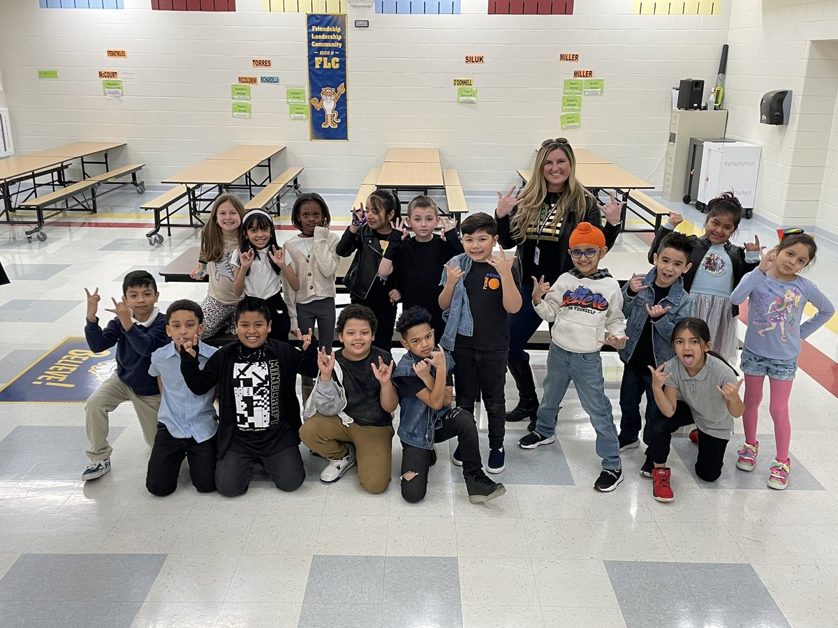 Gibson_FLC's tweet photo. Rockstar readers in grade 2! Thanks so much for coming into our class and reading a story to us @RockyTiger_FLC ! We loved it! #ibelieveinFLC #RAAweek https://t.co/gSpvKt8bgh