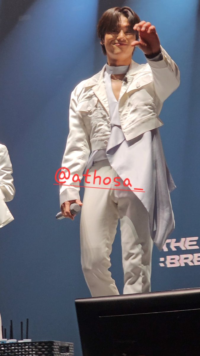 athosa_'s tweet photo. Wooyoung m'a fait un cœur et m'a fait coucou je pense que j'ai réussi m'a vie #ATEEZinParis #ATEEZWORLDTOUR2023 https://t.co/Vvz5S2M94M