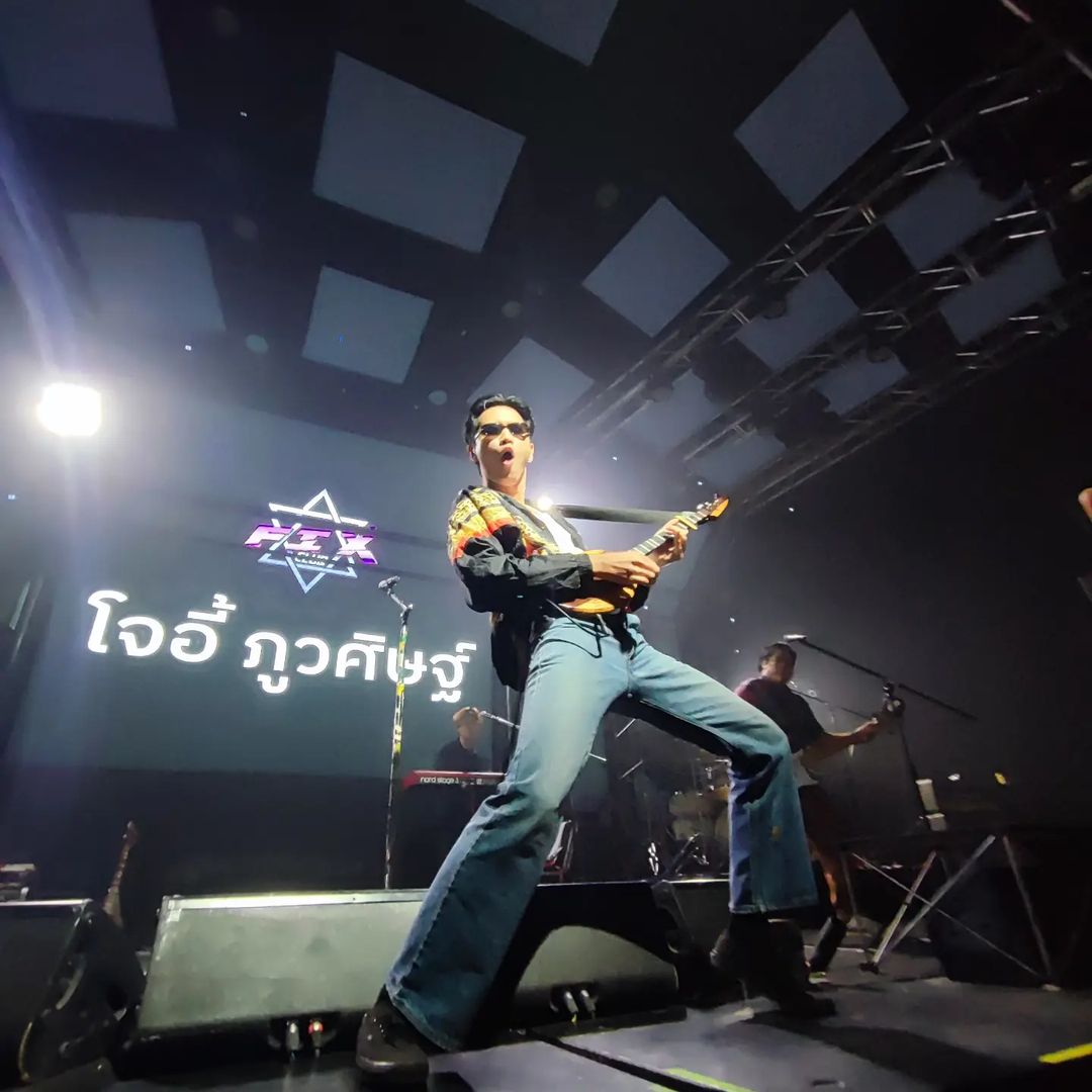 joeyphuwasit_fc's tweet photo. คอตเทีห์ 🎤โจอี้ ภูวศิษฐ์ JOEY PHUWASIT🎼 😎
Location : FIX CLUB สกลนคร
#JOEYPHUWASIT #โจอี้ภูวศิษฐ์ #joeypws #ขยี้แบนด์
#fixclub #สกลนคร
Cr. @chompooh_lowbatt https://t.co/33yyrsyfnf