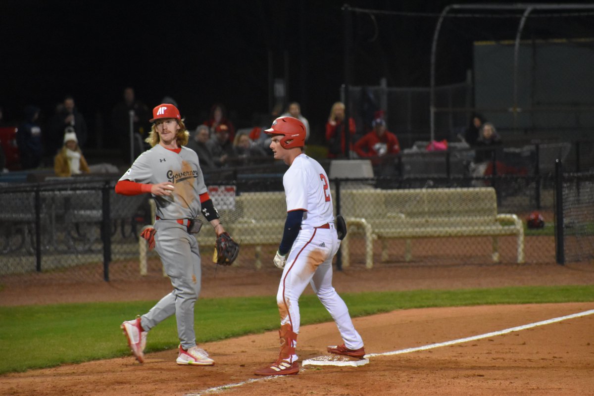 B2 | Drew Taylor leads the inning off with a Triple to then get scored by Ren Tachioka on a RBI Double and then an RBI Triple by Alex Archuleta 

APSU 3
USI 3

#USIBaseball