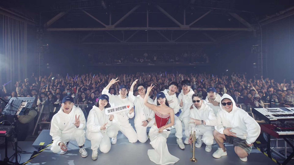 tiaraymusic's tweet photo. Tia Ray with her SOULMATES at her 10th anniversary concert in Chengdu    

What a magical night ✨🌕

#TiaRay #Chengdu #Concert https://t.co/x21rM2Vapb