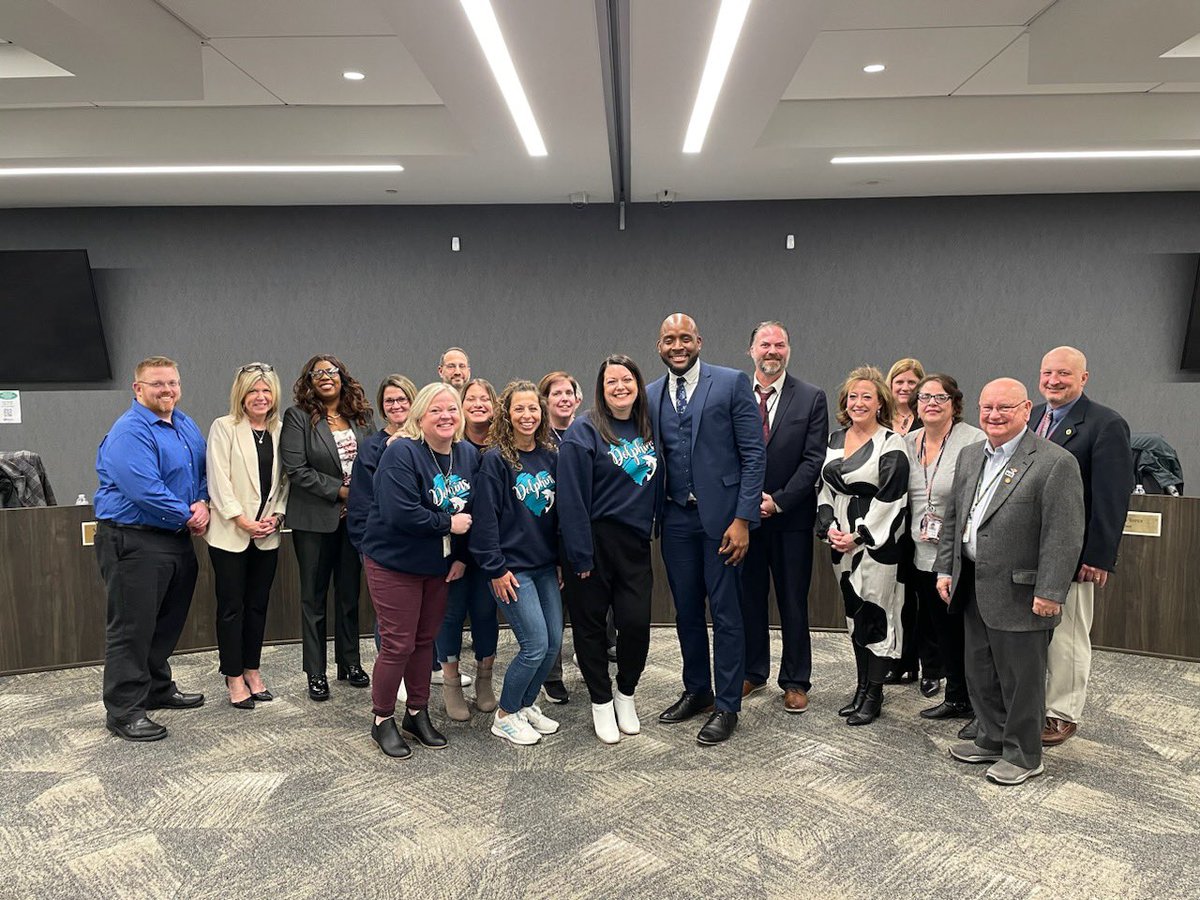 lampman_kelly's tweet image. Celebrating the hard work, dedication, and drive @LongridgeGCSD today! #EmbracetheWaves #GoodStanding @GreeceCentral