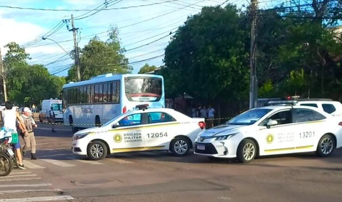 gabrielsiotag's tweet photo. Foi identificada como Maria Eduarda Ilha Ribeiro, de 12 anos, a estudante que morreu atropelada por um ônibus em frente a Escola CIEP, em Gravataí. Caso ocorreu na tarde de hoje. A @policiacivilrs investiga @girodegravatai https://t.co/gnqNL0dygo