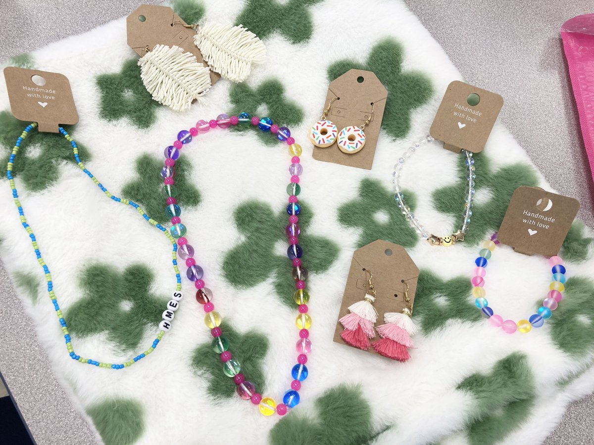 WendyKidwell's tweet photo. Today we learned from a 4th grade HMES kid entrepreneur about her small business, BB’z Bead’z. Her jewelry making expertise helped these 2nd graders with their own necklace designs. #PWCSGiftedEd #thenecklaceshop https://t.co/ZF4jTAFFKN