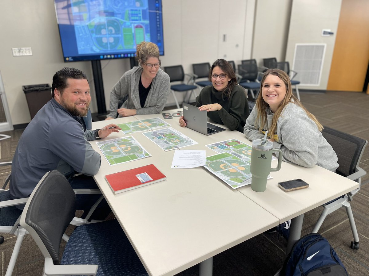 SalineSchools's tweet photo. Productive meeting tonight with @Kingscott_AE - creating a complex at Saline Area Schools that will serve so many community stakeholders! #SASCompass https://t.co/3jpvCuWfIc