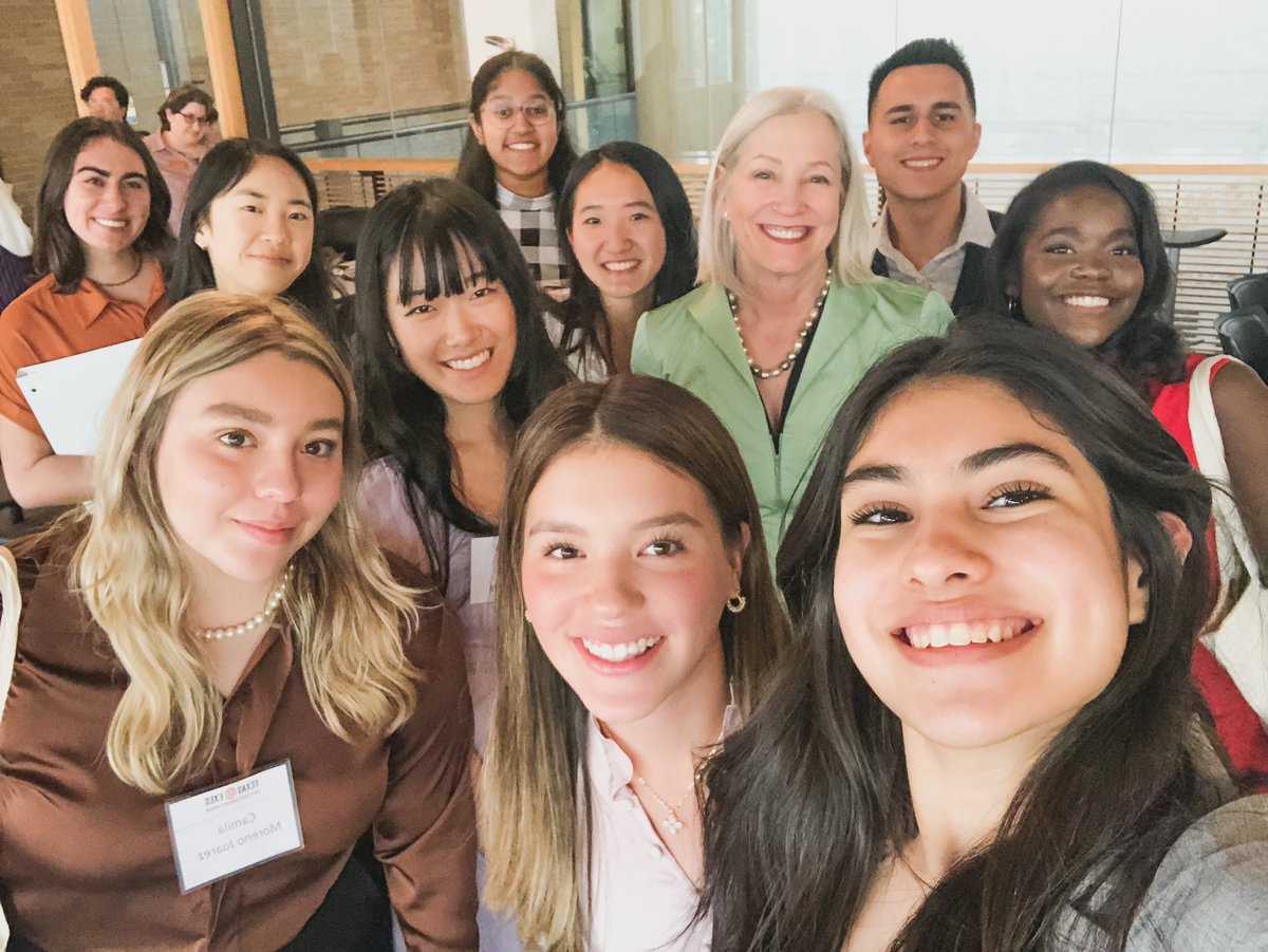 karladaniiii's tweet photo. Forty Acres Finalist Weekend was one of the best experiences of my life! I bonded with so many amazing people in such a short amount of time and got to see the beauty of UT and all the great people that make part of it! I thank God for this blessing! @TexasExes @UTAustin https://t.co/fJql4Lz8eG