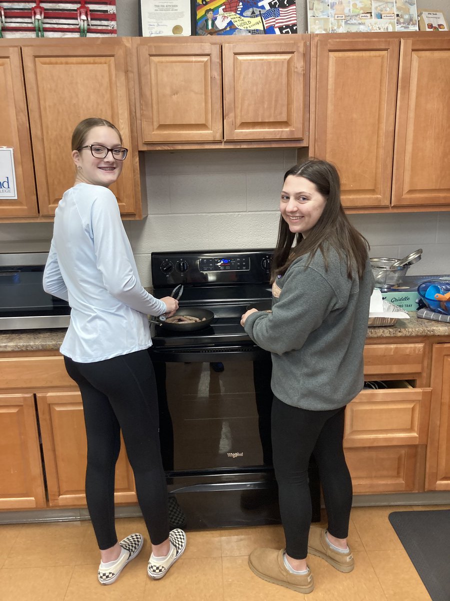 soeder_rita's tweet photo. Students in SADD prepped a meal for @ProjectHope0hi0. Our juniors are ready to take the lead for next year! Thanks, Zoey, Grace, Hannah, and Kara! https://t.co/aWAzRgf8uA