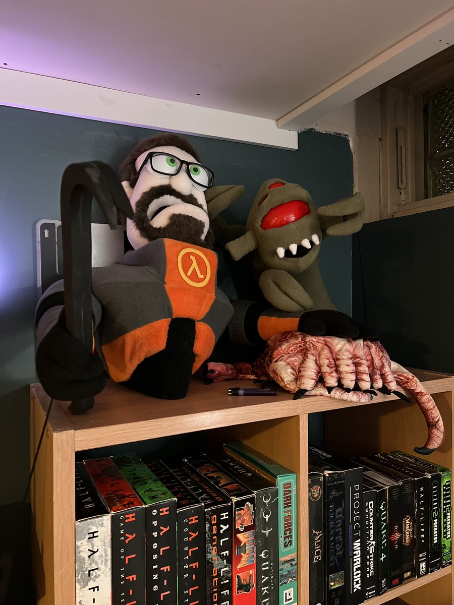 BeyondWasd's tweet image. Our new Vort Pal has arrived! Thanks again @MyPuppetPal for the amazing work. We love him.

#halflife #halflife2 #valve #steam
@valvesoftware @OnDeck @Steam