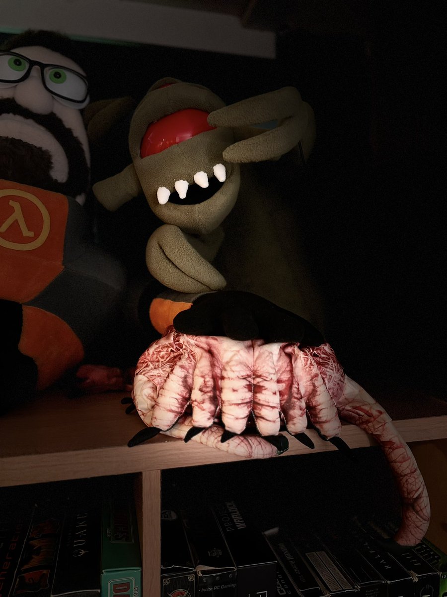 BeyondWasd's tweet image. Our new Vort Pal has arrived! Thanks again @MyPuppetPal for the amazing work. We love him.

#halflife #halflife2 #valve #steam
@valvesoftware @OnDeck @Steam