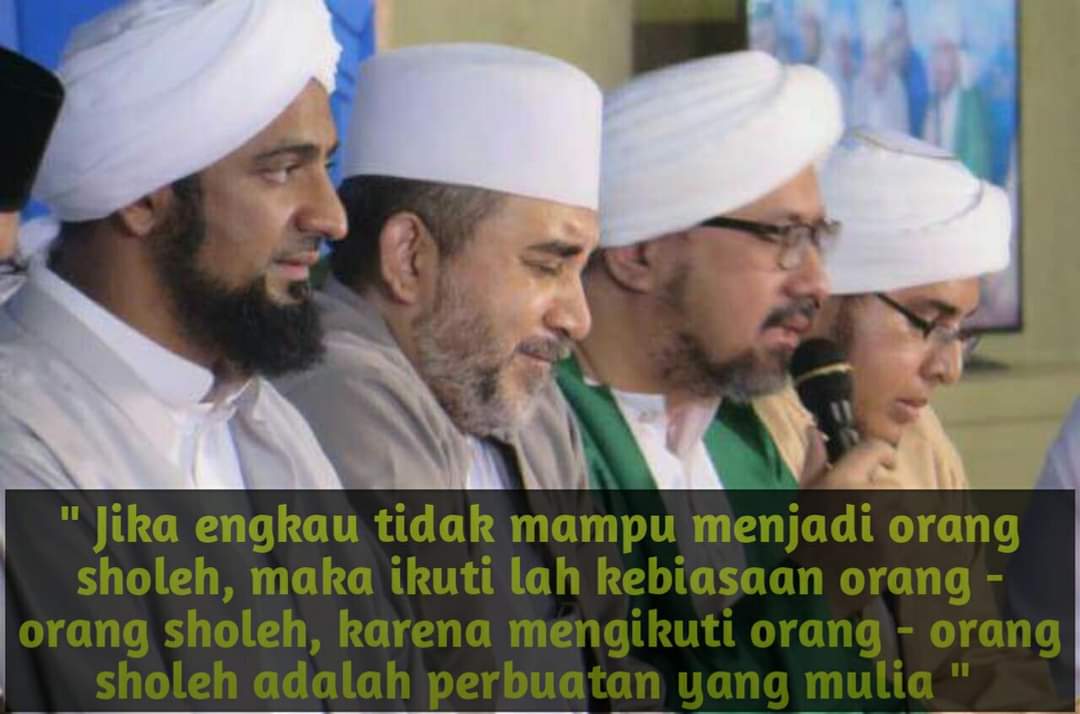 nabiel_almusawa's tweet photo. Anakku.. Jk engkau tak mampu menjadi orang2 shalih.. Mk ikutilah majelis2 mereka, duduk2 lah bersama mereka, dan ikutilah kebiasaan mereka.. Karena seorang itu tergantung dg siapa ia sering bergaul &amp; dg siapa yg paling ia cintai.. Semoga kita semua bersama para shalihin aamiin..! https://t.co/ExrAWwABLQ