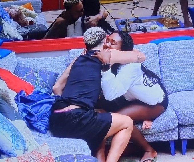 juhcesar8's tweet image. O abracinho e pedido de desculpas da plantinha Sarah e boco roso ja rolou kkkk #FicaKey #BBB23 #ForaSarah