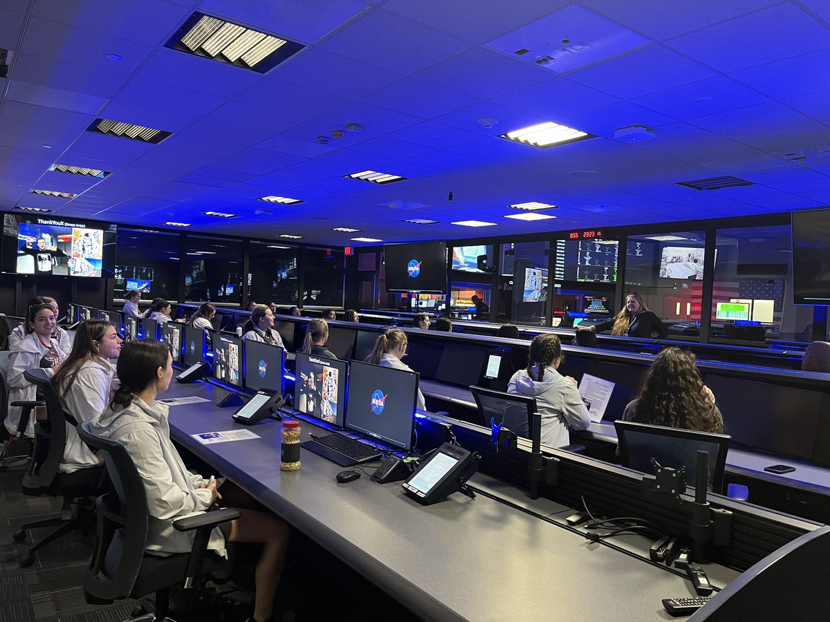 CoachRoss_SB's tweet photo. Thank you @LaurieofMars for taking the time to meet with us today! We had such a great experience getting to walk around the @NASAJPL site. @WPISoftball will never forget this one! https://t.co/NtLEuM01wg