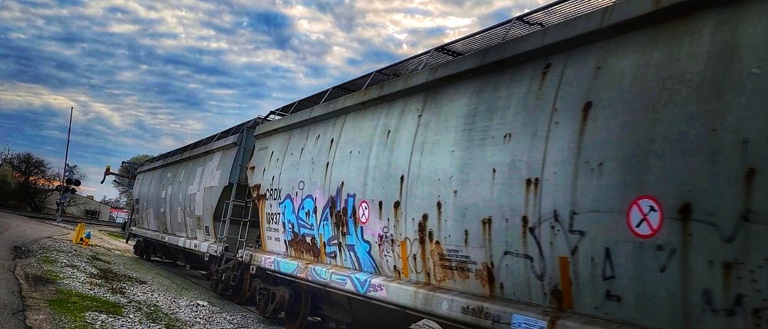 salina_mills's tweet image. I love trains and train tracks do you? Share your favorite train or train track photo with me!  #trains #graffiti #sharewithme #clouds #tracks #photographer