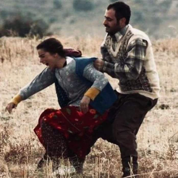 yukselkara06's tweet photo. Öğretmene, mühendise, mimara, işportacıya,
hakime, doktora, simitçiye, manava, imama..
Kız istenir bu memlekette.

Yoğurt yapmak için komşudan iki kaşık maya istenir gibi, İngiliz anahtarı istenir gibi, havası inmiş bisiklet lastiği için pompa istenir gibi, tuz istenir gibi; https://t.co/stJJ17MKxj