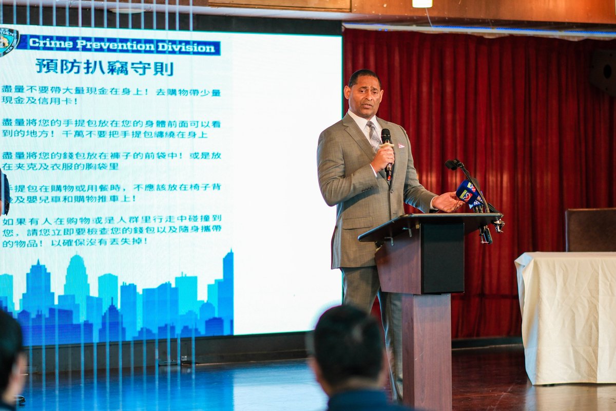 NYPDCommAffairs's tweet image. Today our Crime Prevention Division held a Business Improvement Districts Event with our local businesses in the @nypd109pct to discuss Crime Prevention methods on increasing security &amp;amp; offering free Security Site Surveys to businesses &amp;amp; homes.