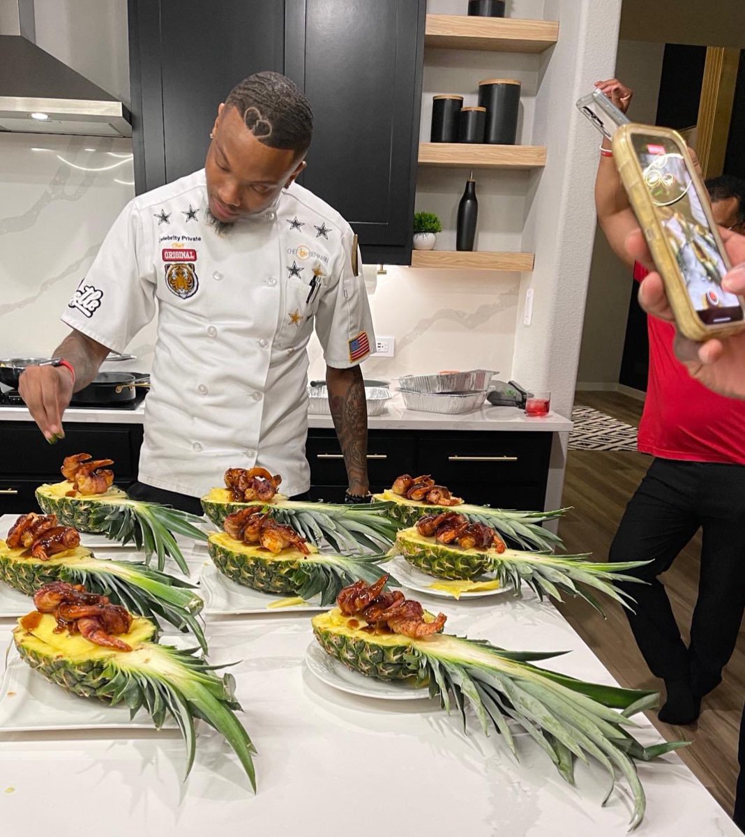 AOKO_27X's tweet photo. When he look like this and can COOK, the toxicity be at an all-time high!! 😂😂😭 #ChefBenjamin https://t.co/Diq43hUNL3