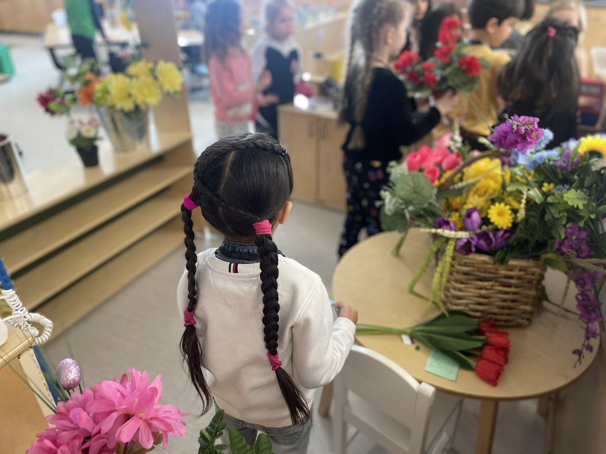 copperfieldkin1's tweet photo. Our flower shop is open! We are so lucky to have had a special visit from Snow White, who read us a story and came to play! Students have been busy using their knowledge of colours, numbers and flowers to run the shop! #WeAreCBE #kindergarten #dramaticplay #flowershop https://t.co/akkmA7ZFoc