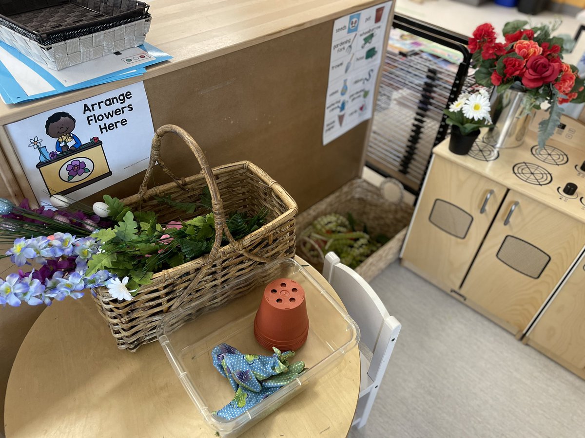 copperfieldkin1's tweet photo. Our flower shop is open! We are so lucky to have had a special visit from Snow White, who read us a story and came to play! Students have been busy using their knowledge of colours, numbers and flowers to run the shop! #WeAreCBE #kindergarten #dramaticplay #flowershop https://t.co/akkmA7ZFoc