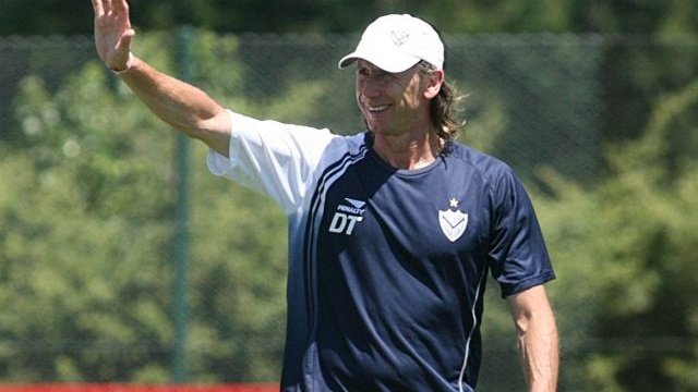 sabadovelezok's tweet photo. 👍 Ahora sí: Ricardo Gareca dirigirá este miércoles su primera práctica al frente del plantel, en su regreso a #Vélez.

✍️ Además, rubricará su vínculo con el "Fortín" hasta Diciembre 2023.

El "Tigre", muy entusiasmado con volver a ponerse la pilcha velezana. https://t.co/n3mSmE9Uji