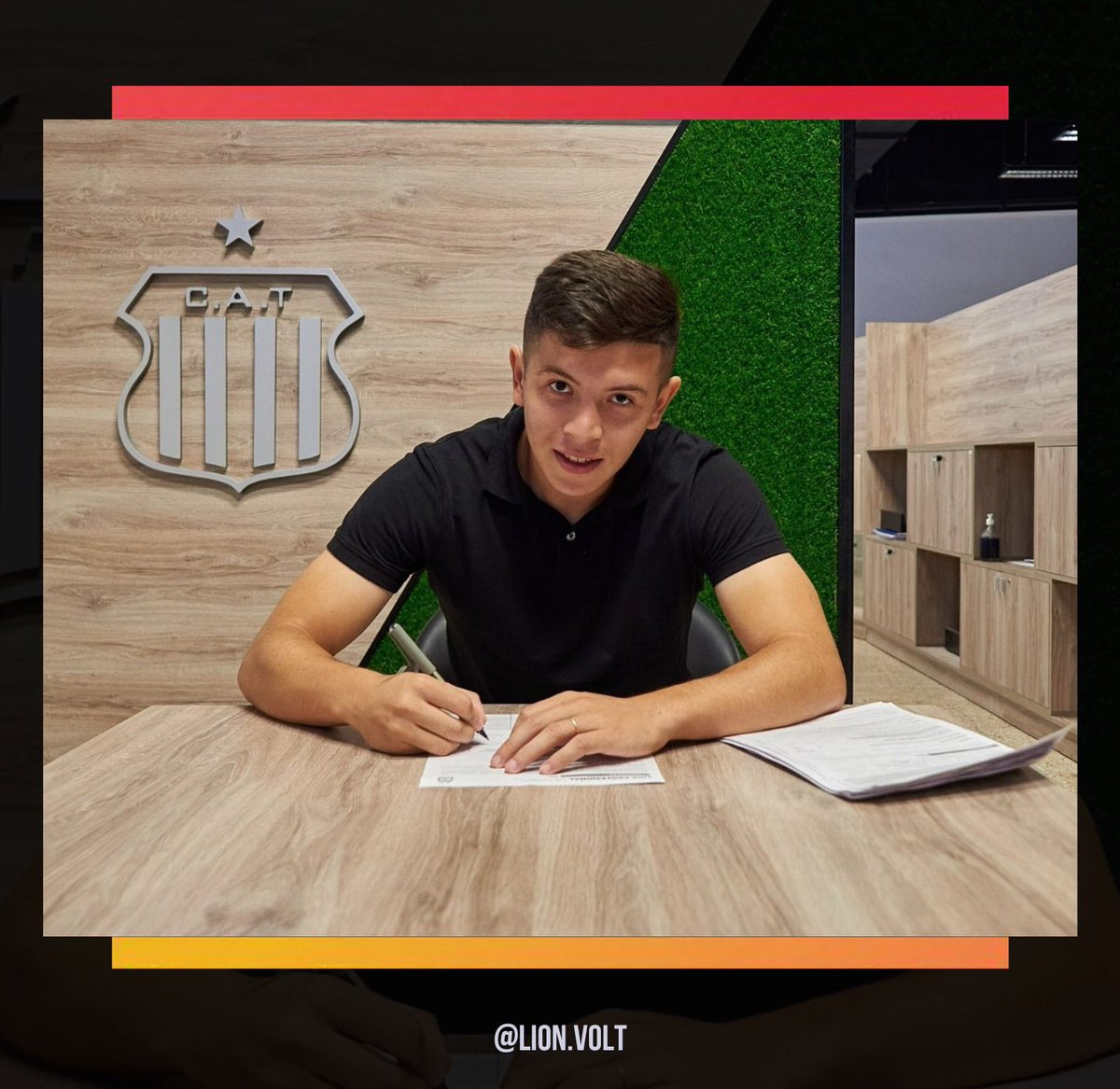 lionvoltgroup's tweet photo. 🔁 HAY GONZA HASTA 2026 🔁
Gonzalo Alvez extendió su contrato en @CATalleresdecba hasta 2026 🤝
#talleres #talleresdecordoba #alvez #gonzaloalvez #futbol #futbolargentino #lionvolt #renovacion https://t.co/VD2GPu8HMY