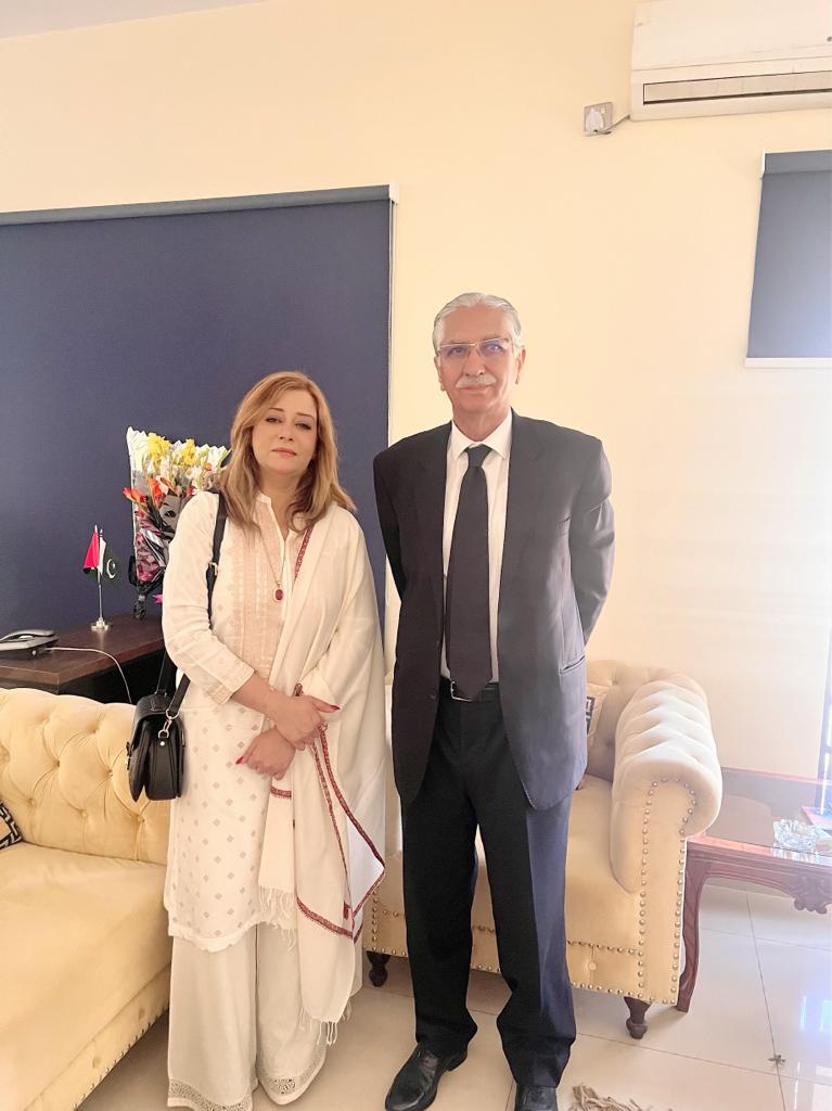 PPPUSA_Org's tweet photo. PPP senior leader Syed Bukhari greets to #PPPUSA Long Island President #AzraDar at his office #Islamabad #Pakistan
@Azra235999 @BBhuttoZardari @SurendarValasai https://t.co/8nSsXQhYTV