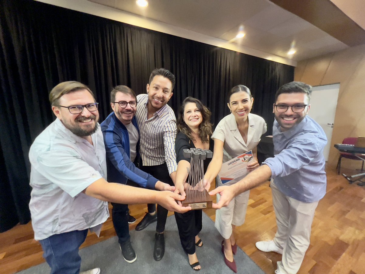 EDemeneck's tweet photo. No prêmio ACI OCESC levamos o troféu de primeiro lugar na categoria “Cooperativismo” 
Mostramos no Bom Dia SC reportagens sobre a importância do cooperativismo para o crescimento econômico do estado e para o fortalecimento do homem no campo. Uma super equipe que fez acontecer. 👏🏽 https://t.co/F6F6LiWVDI