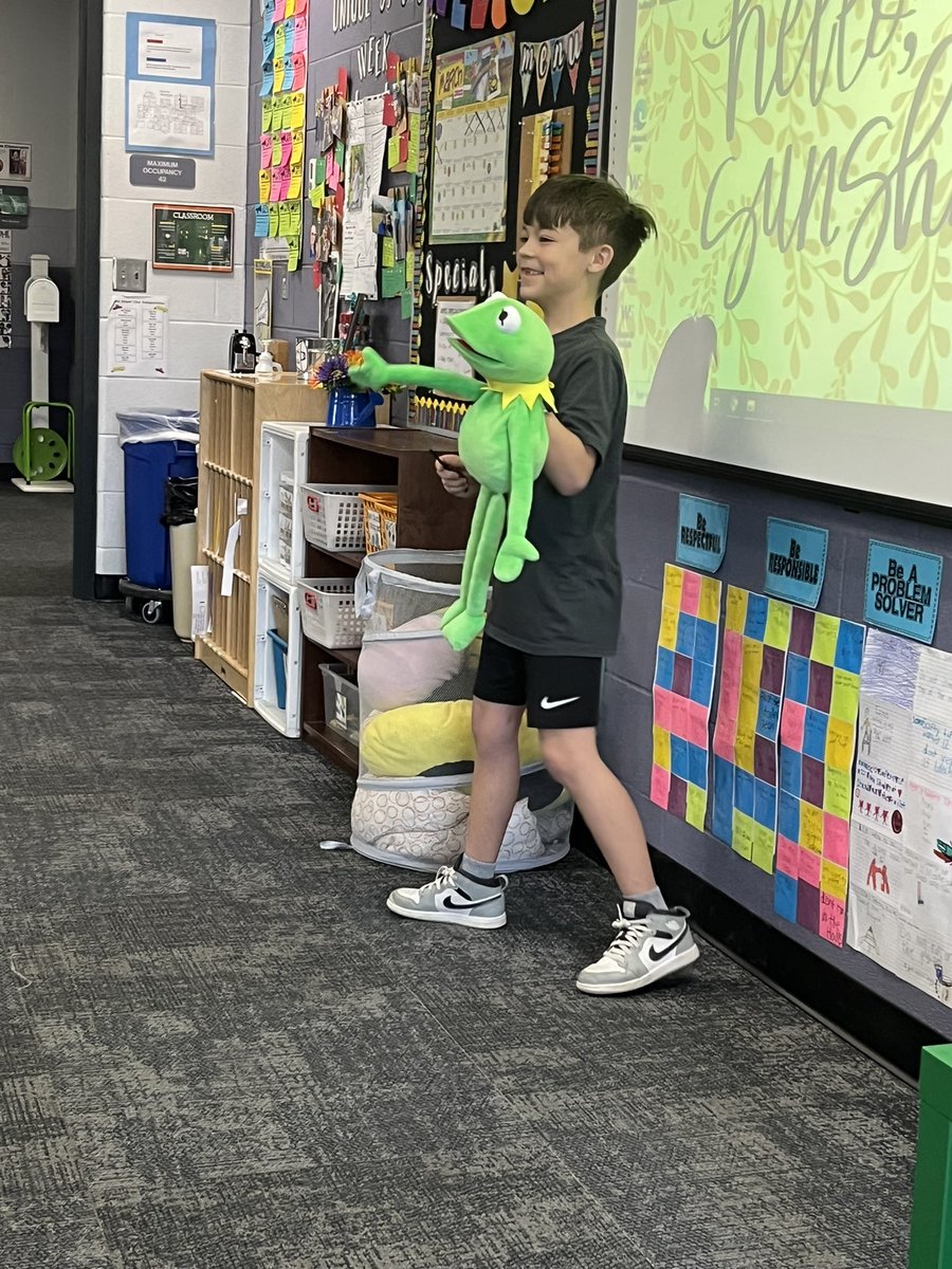 MrsSnipes105's tweet photo. What a fun start to the week! We had a friend cash in for show and tell and he brought in his puppet and another friend cashed in to teach our class how to make art out of words. We have some very talented classmates!! @BlueAshElem #PBISRewards #BePoints #ClassStore https://t.co/xOHBZnbBDh