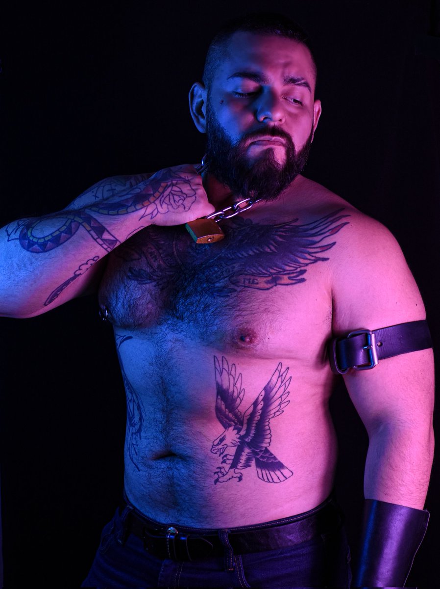 GeorgieBearo's tweet photo. Jale para mayor obediencia 😈😝🔓⛓️
.
.
#bearsmx #bearstagram #bearsofinstagram #bearmex #leather #gayleather https://t.co/FYlR0pjBTV