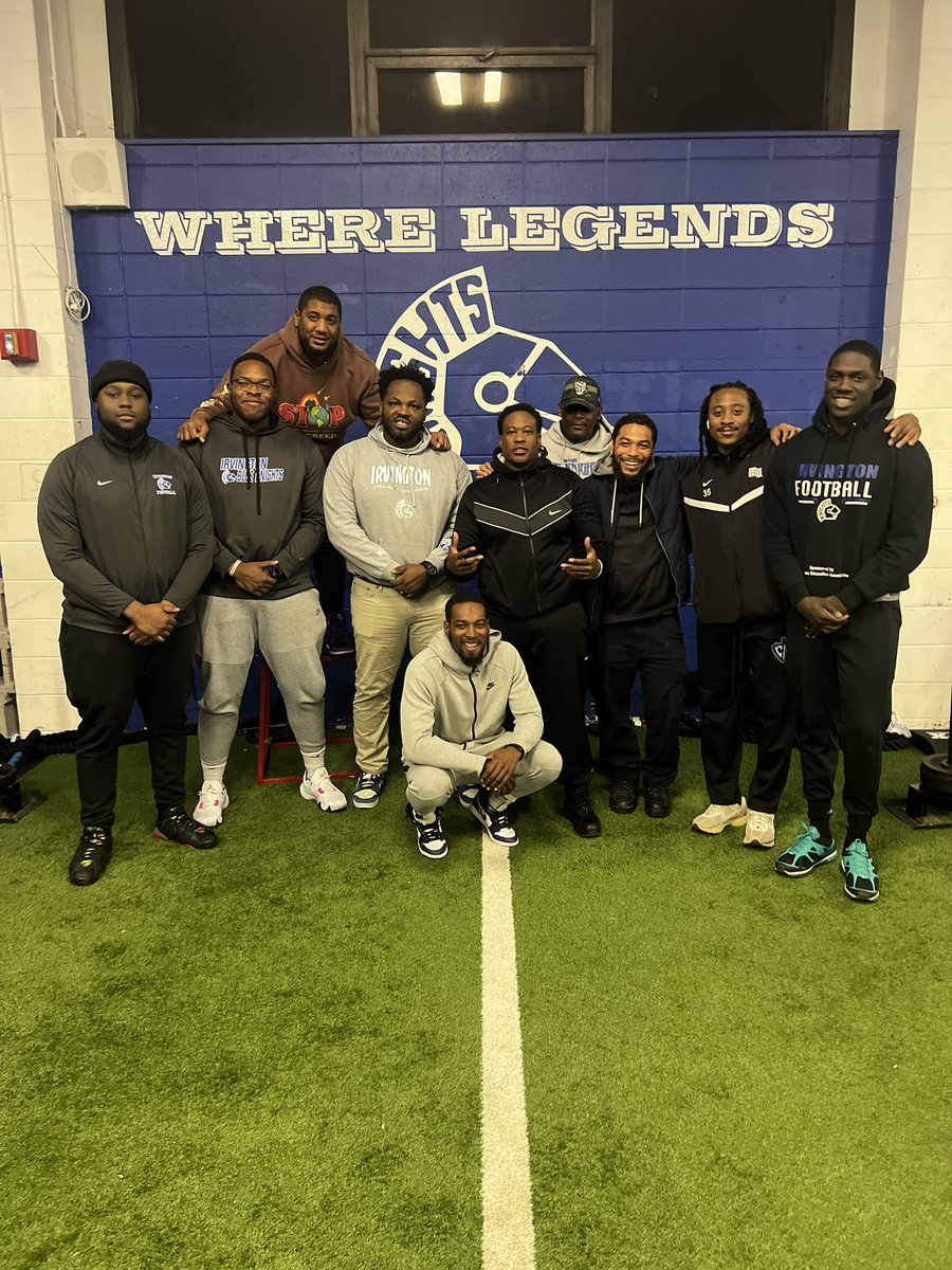 CoachSmokeNJ's tweet photo. Some Just Focus On The Kids-Make Sure Your Coaches Show Up!!😤😤 Great Workout Tonight! #IrvingtonTuff😤 #TheIrvingtonWay #Culture #TheStandard #Family https://t.co/skvEUrLCUu