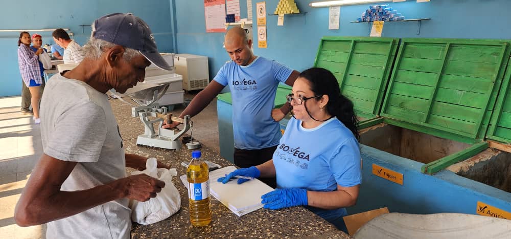 Mirelys71's tweet photo. Se realiza la entrega de donativos de alimentos gestionados por el PMA para grupos vulnerables de la población de #PinarDelRio. Apoyo que se agradece por el Gobierno y Pueblo cubano. @MincinCuba @WFP_Cuba @gecom_pr @GrupoAlimentos @BetsyDazVelzqu2 https://t.co/g8lttYTJXM