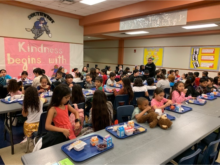 swisd_swe's tweet photo. SWE students enjoying breakfast this morning! Happy National School Breakfast Week!!! #RootEdSWE https://t.co/Sd5uhpTD04