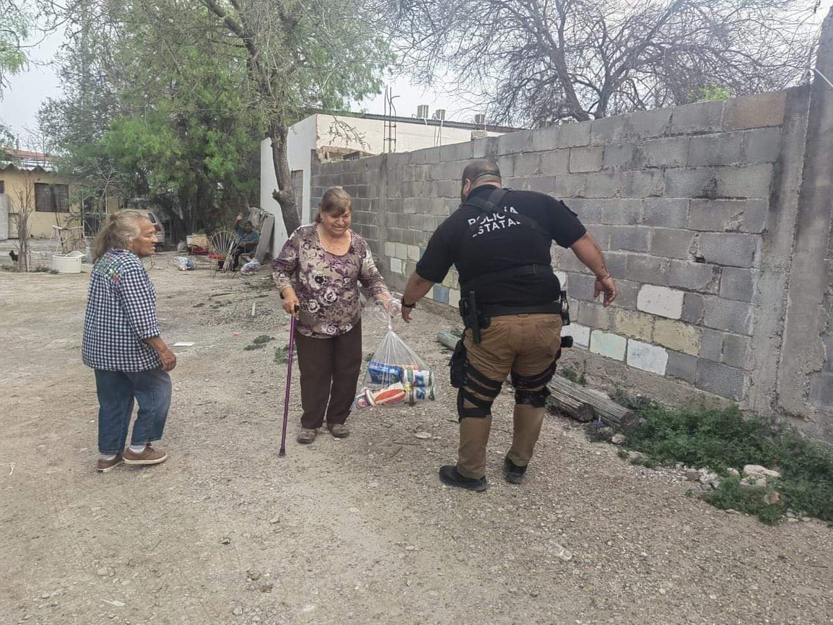 nmaspiedrasneg's tweet photo. De cara al proceso electoral en #Coahuila usan a policías estatales para distribuir despensas @SSPCOAH @GobDeCoahuila @DIFCoah @GobiernoMX https://t.co/RZ5YlUN4FZ
