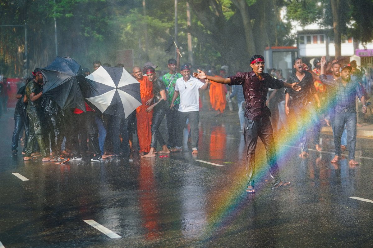 ThilinaKalu's tweet photo. Police used tear gas and water cannons to disperse the Inter University Students Federation protest in Colombo. 📷
https://t.co/BDVSsWZ2qS
#sonyalpha #SonyA9ii https://t.co/HgGBEuaFYE