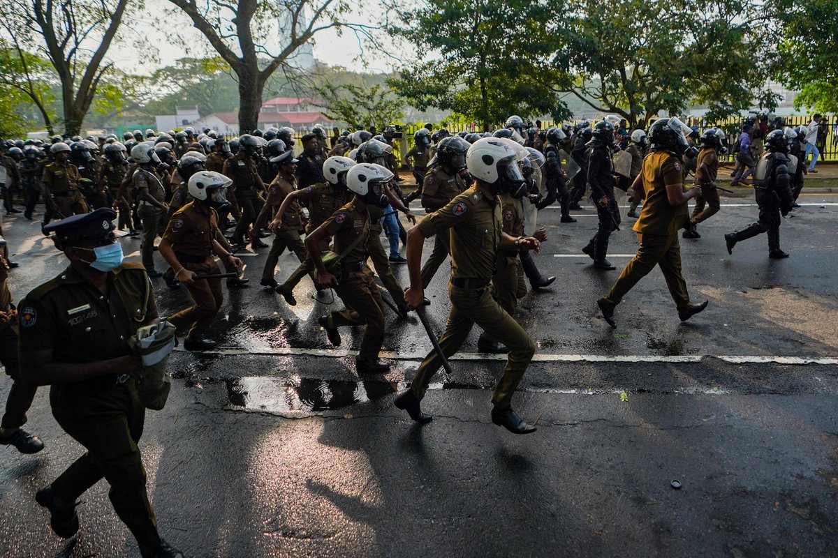 ThilinaKalu's tweet photo. Police used tear gas and water cannons to disperse the Inter University Students Federation protest in Colombo. 📷
https://t.co/BDVSsWZ2qS
#sonyalpha #SonyA9ii https://t.co/HgGBEuaFYE