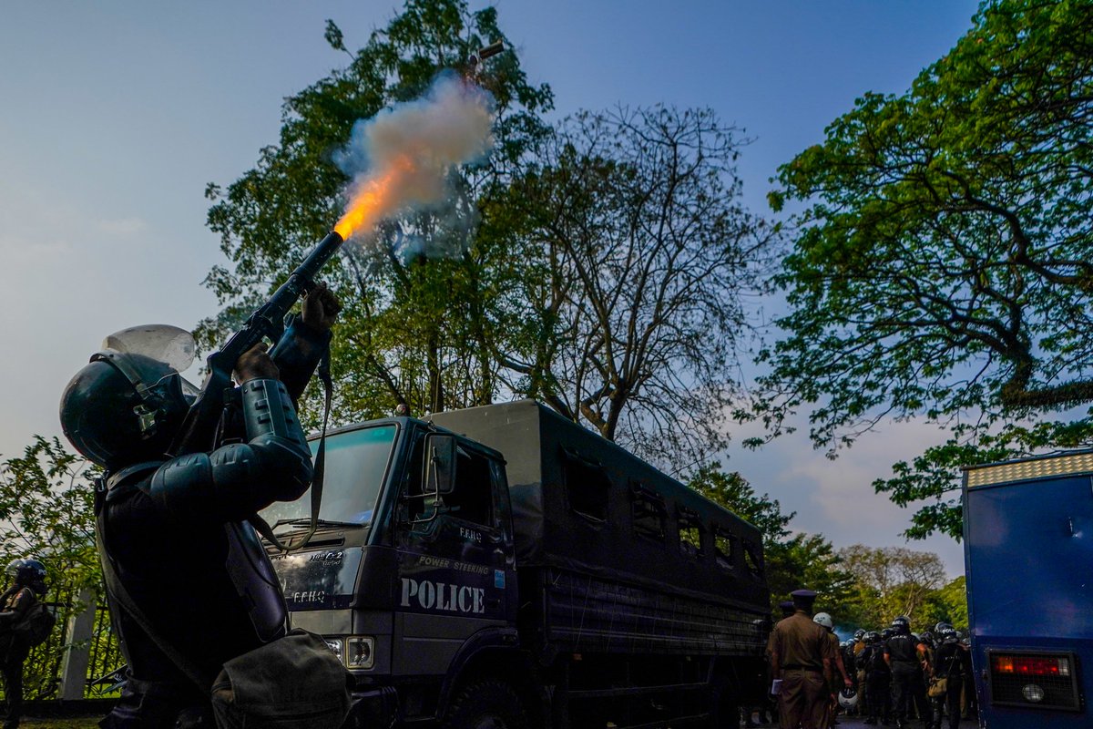 Police used tear gas and water cannons to disperse the Inter University Students Federation protest in Colombo. 📷

instagram.com/thilina_kalu

#sonyalpha #SonyA9ii
