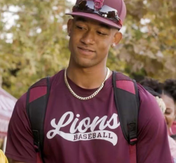 allthattea's tweet photo. HIM ! 🤎 #DamonSims 
#allamericanhomecoming 
#allamericanhc https://t.co/m1EqZcKeVe