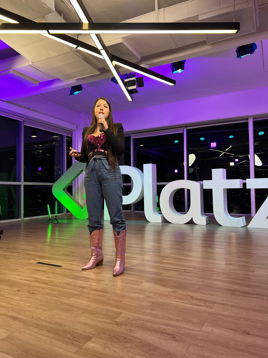 platzi's tweet image. &quot;Haz que tu proyecto más importante seas tú misma.

Tienes que ser más egoísta con tu tiempo y con tus metas, cuidarte y alzar tu voz con lo que es importante para ti. Si no lo haces tú, ¿quién lo hará?&quot;

#PlatziWomenTalks