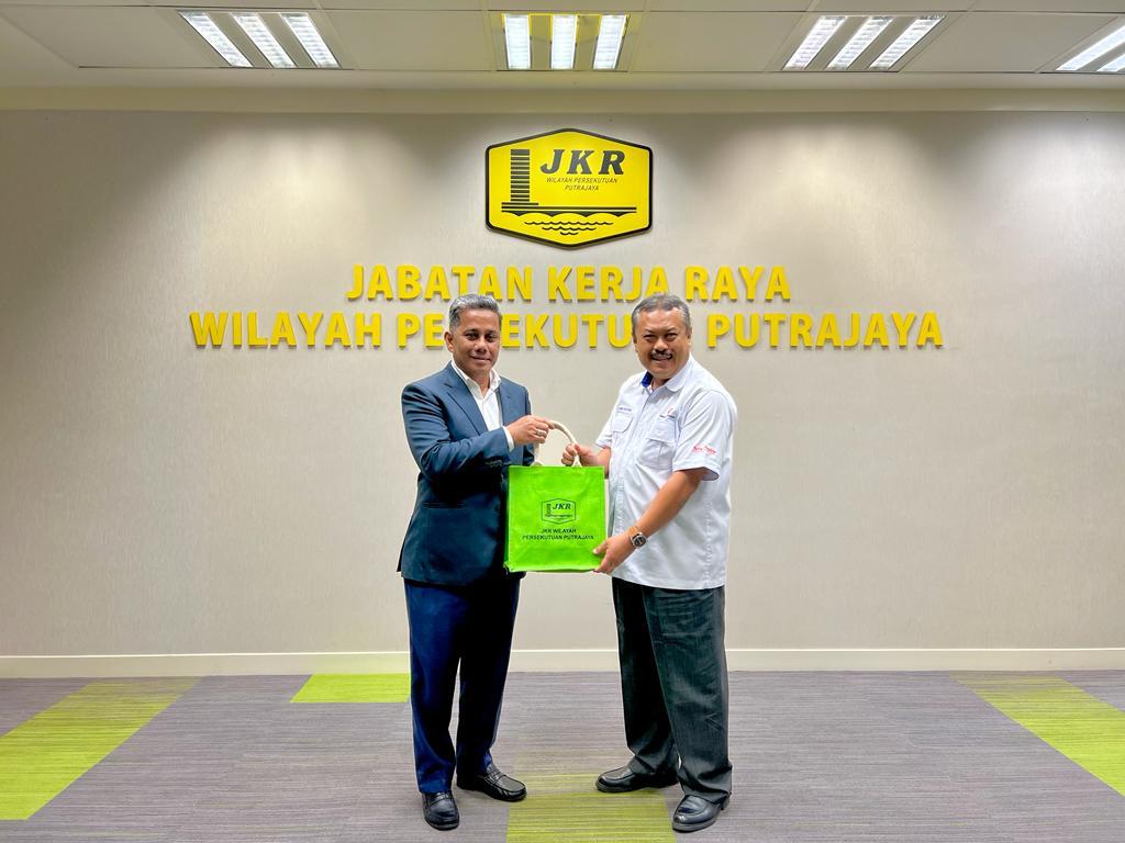 JKRPutrajaya's tweet photo. Kunjungan hormat TNB ke JKR WP Putrajaya pada Selasa, 7 Mac 2023
@IPJKR_Official @irahmadredza @HjAshaari @RobertAG_JKR https://t.co/Wdpcfr4A0H