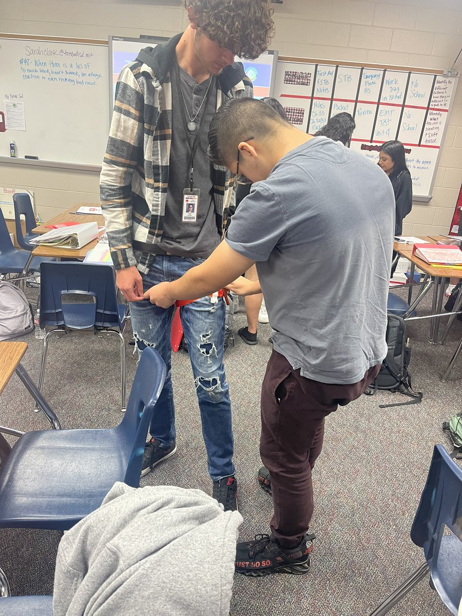 ClarkMcconnells's tweet photo. @HOSA_Coogs PHS students learning how to Stop The Bleed. https://t.co/OAIXI5w5Eo
