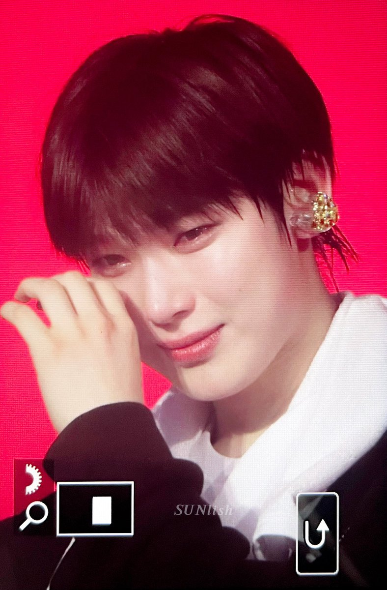 curiosityIab's tweet image. [jungwon voice] everyone, sunoo hyung looks so pretty even when he cries