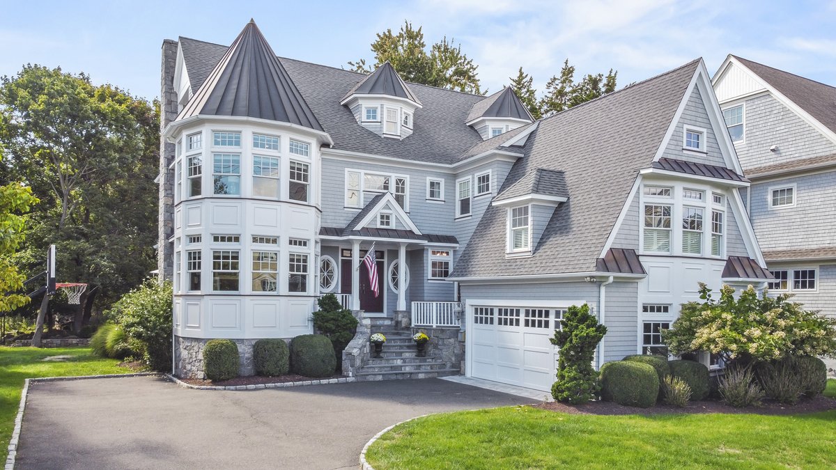 capjimmy1's tweet photo. https://t.co/HqN5kU5Bru Thank you to everyone that helped make this happen! So much was learned and friendships initiated. Welcome to Fairfield (CT) Beach to the new owners #bhhsne #fairfieldbeach #fairfieldct #bhhs #closed #sold #realrealtor #jackiedavis #capalbostrong #thankyou https://t.co/gAf6eq708y
