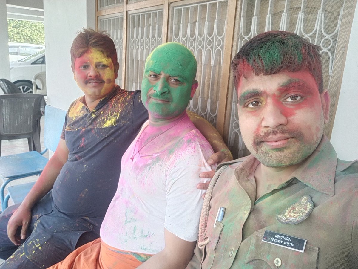 आपके जीवन में हो रंगो की भरमार,
ढेर सारी खुशियों से भरा हो आपका संसार,
यही दुआ है मेरी ईश्वर से हर बार,
होली की बधाई दिल से हजार बार।
🙏
                ----अनुज तिवारी 
🟥🟧🟨🟩🟦🟪⬛⬜🟫
#HappyHoli2023