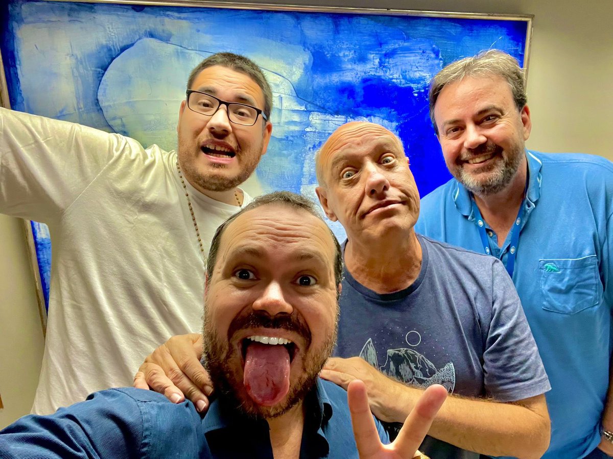 oscarpardini's tweet photo. Mais uma madrugada de hospicio na Band FM kkk Muita risada, muito astral, até amanhecer com os amigos @pedrorafael7779 @anselmobrandi e @zeamericotv antes da ambulancia do manicomio vir nos recolher na @bandfm hahaha. Programa Band Coruja, toda madruga com alguém do Café https://t.co/rVrlePNZXh