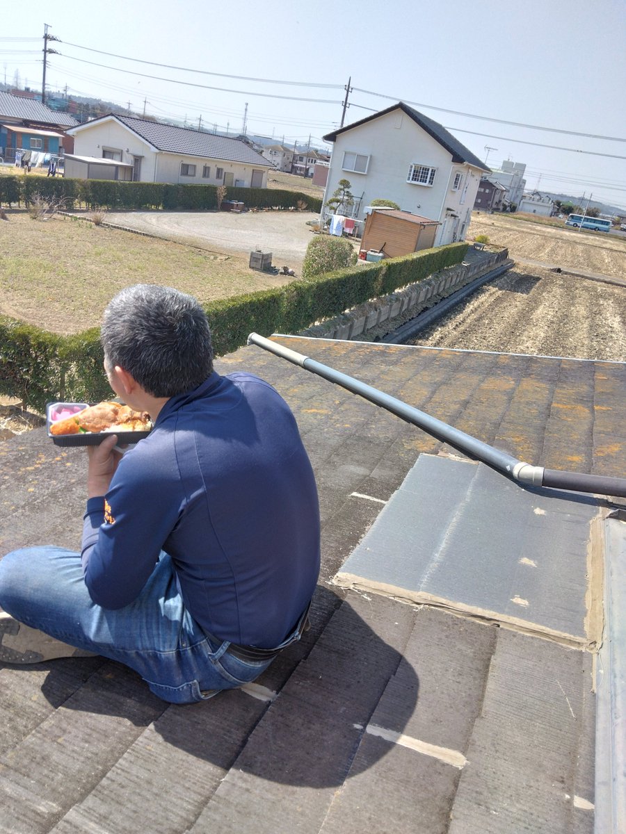 trouble_paking's tweet photo. @aoiです👩‍🔧今日のお昼は木更津のソウルフード「としまや」さんのお弁当🍱屋根で食べる哀愁漂う背中を勝手にパシャリとさ😆怒られるかも…💦
#トラブルパッキン　#木更津　#袖ケ浦　#水のつまり　#トイレのつまり　#リユース　#リフォーム　#としまや https://t.co/mxeyonk3RX