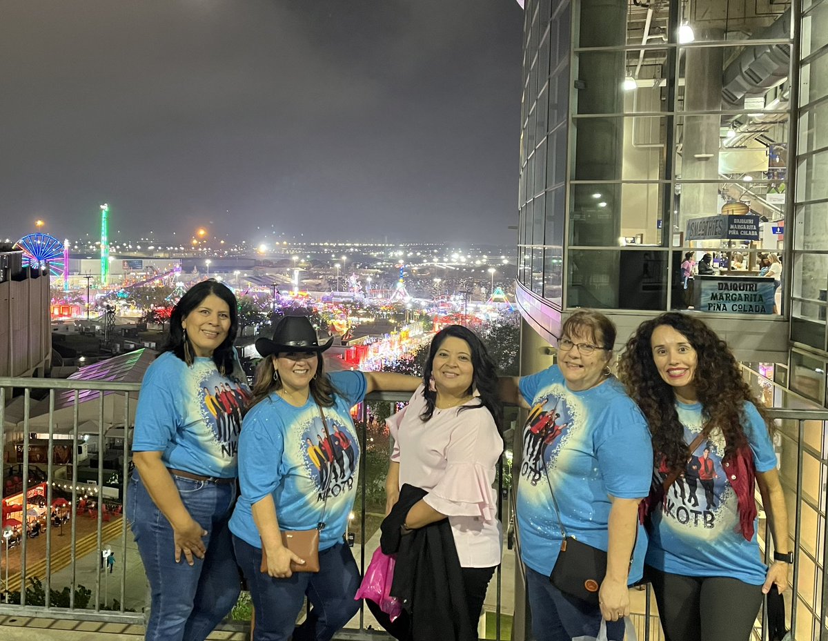 LisaRaymundo3's tweet photo. Kicking our NKOTB shirts! 🤠❤️#RODEOHOUSTON https://t.co/DobFCspAN7